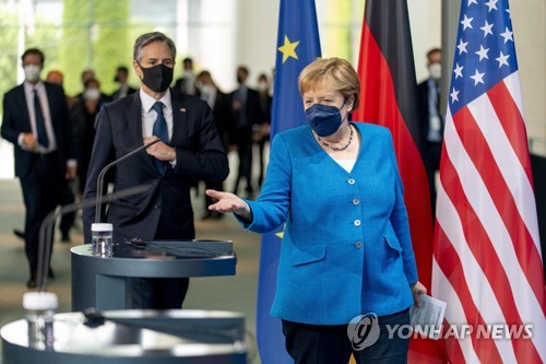 메르켈 만난 미 국무 "독, 최고의 친구" 유럽과 대중공조 굳히기