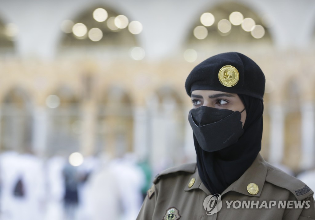 사우디 메카 대사원 지키는 여성 보안요원