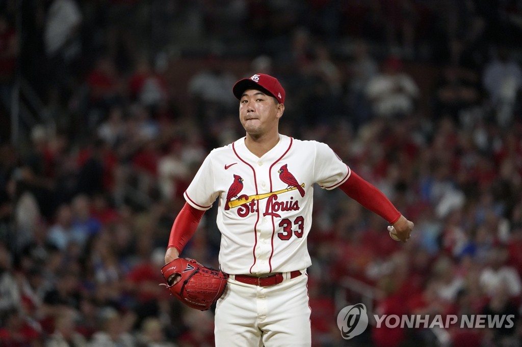 In this Associated Press photo, Kim Kwang-hyun of the St. Louis Cardinals warms up before pitching to the Chicago Cubs in the top of the sixth inning of a Major League Baseball regular season game at Busch Stadium in St. Louis on Oct. 2, 2021. (Yonhap)