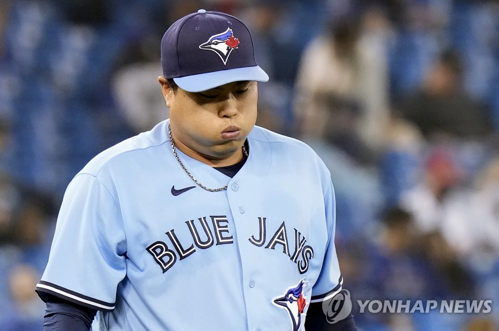 In this Canadian Press photo via Associated Press, Ryu Hyun-jin of the Toronto Blue Jays reacts after getting hit by a comebacker against the Baltimore Orioles in the top of the fourth inning of a Major League Baseball regular season game at Rogers Centre in Toronto on Oct. 3, 2021. (Yonhap)
