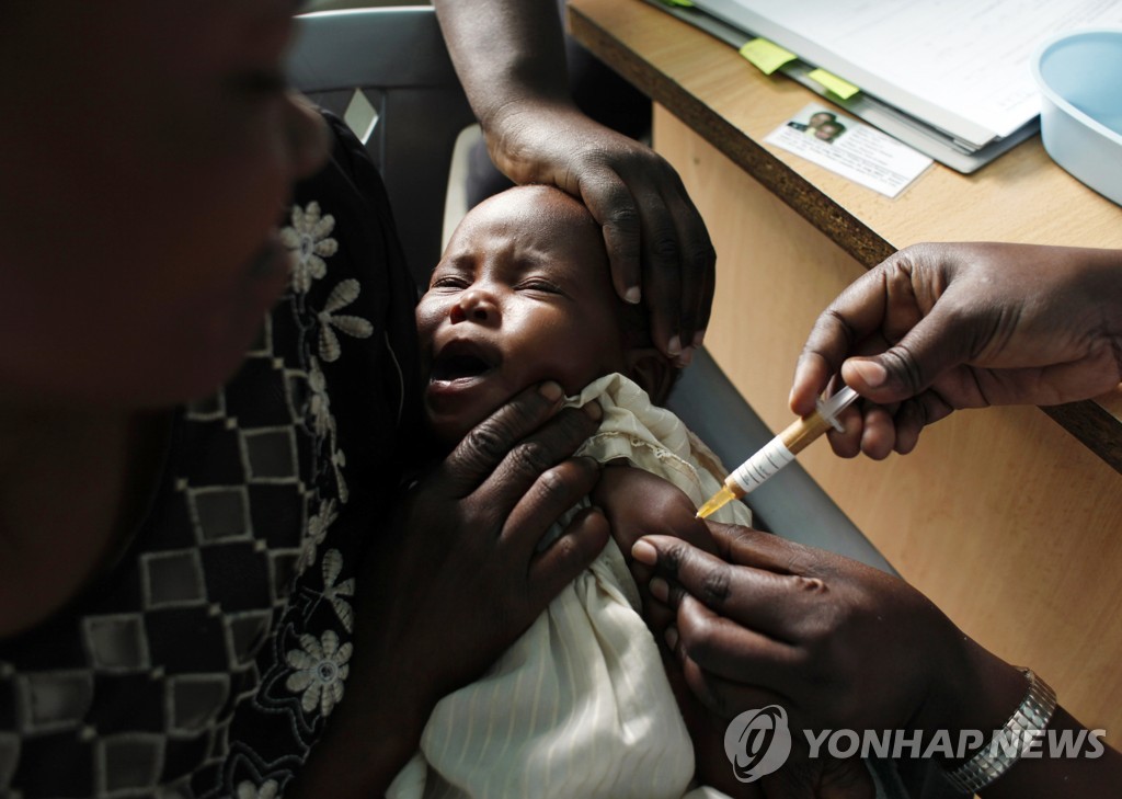 말라리아 백신을 맞고 있는 어린이[AP 연합뉴스 자료사진]