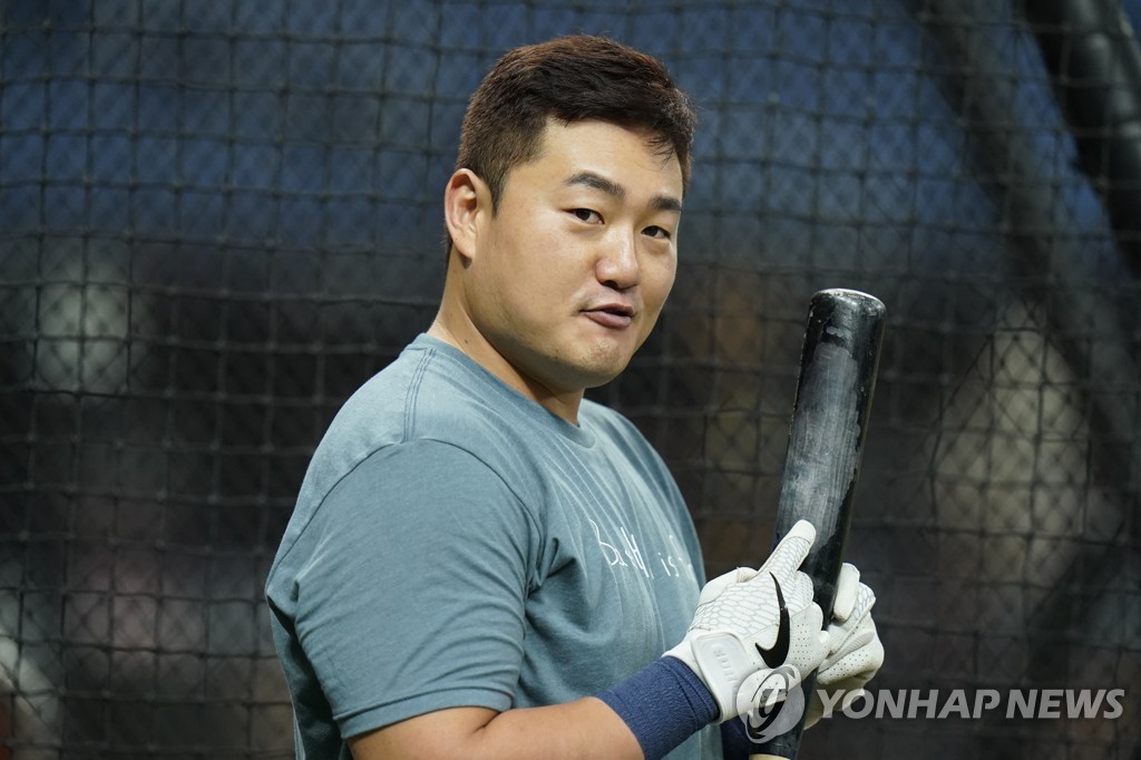 In this Associated Press photo, Choi Ji-man of the Tampa Bay Rays prepares for his turn during batting practice before Game 1 of the American League Division Series against the Boston Red Sox at Tropicana Field in St. Petersburg, Florida, on Oct. 7, 2021. (Yonhap)