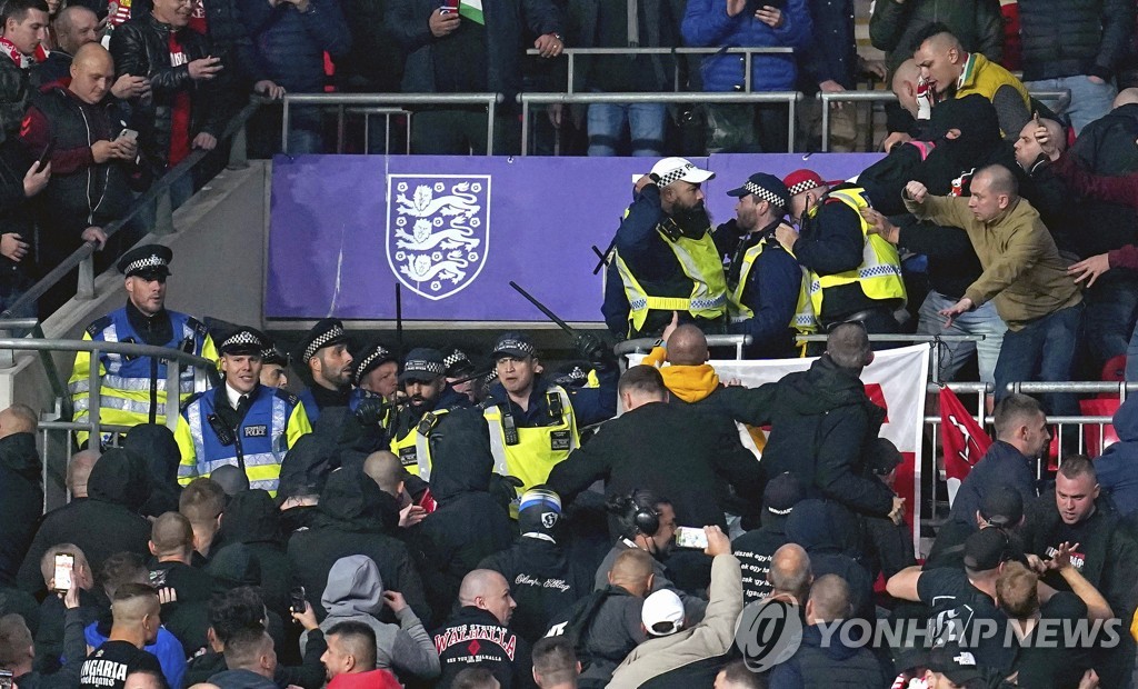 헝가리 팬들과 영국 경찰의 충돌 장면