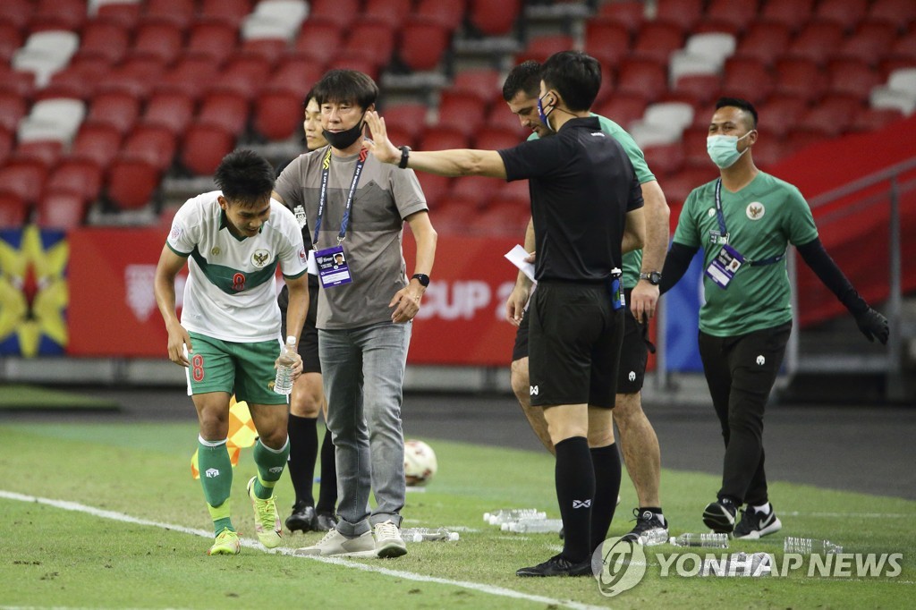 술레이만 득점을 축하하는 신태용 감독(왼쪽 두 번째)