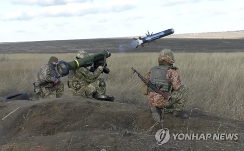 우크라이나 군인들이 미국산 대전차 미사일인 '재블린'을 사용해 군사훈련을 하고 있다.[우크라이나 국방부 제공. 재판매 및 DB 금지]