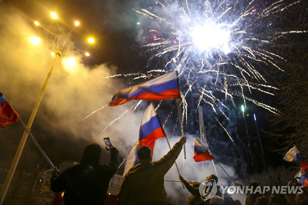 독립 축하하는 도네츠크 주민들