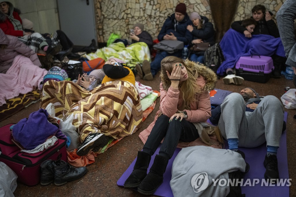지하철역 대피소에 피란한 우크라이나 시민들