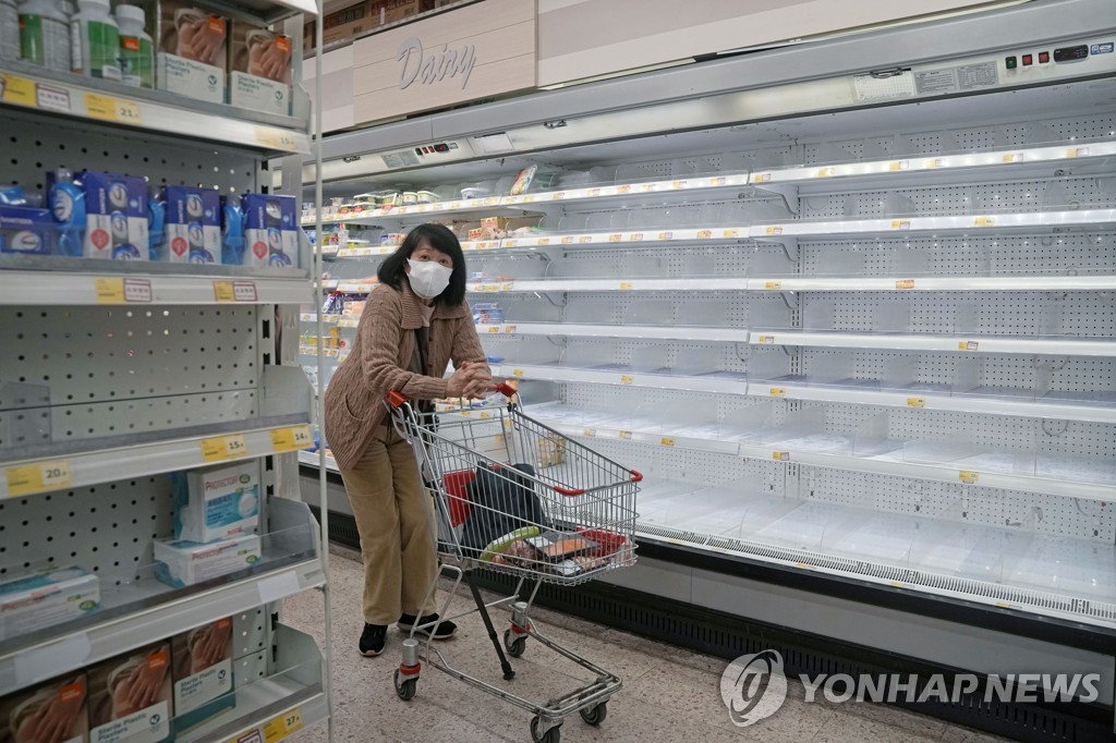 (AP=연합뉴스) 지난 4일 홍콩의 한 슈퍼마켓 매대가 텅 빈 모습. 2022.3.6.