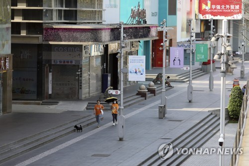 (AP=연합뉴스) 지난 14일 도시 봉쇄 조치가 내려진 중국 광둥성 선전에서 시민들이 산책하는 모습. 2022.3.15.