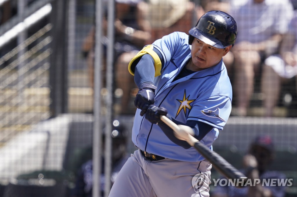 In this Associated Press file photo from March 31, 2022, Choi Ji-man of the Tampa Bay Rays takes a swing against the Atlanta Braves during the top of the fourth inning of a Major League Baseball spring training game at CoolToday Park in North Port, Florida. (Yonhap)