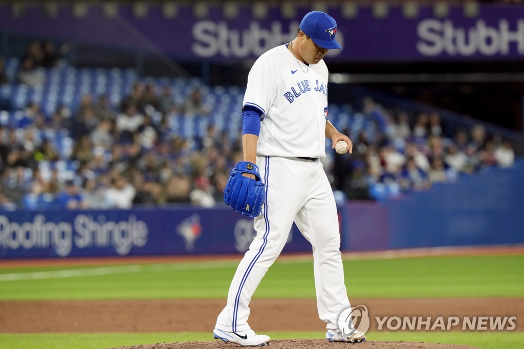 In this Canadian Press photo via the Associated Press, Toronto Blue Jays' starter Ryu Hyun-jin reacts to a home run by Sean Murphy of the Oakland Athletics during the top of the third inning of a Major League Baseball regular season game at Rogers Centre in Toronto on April 16, 2022. (Yonhap)
