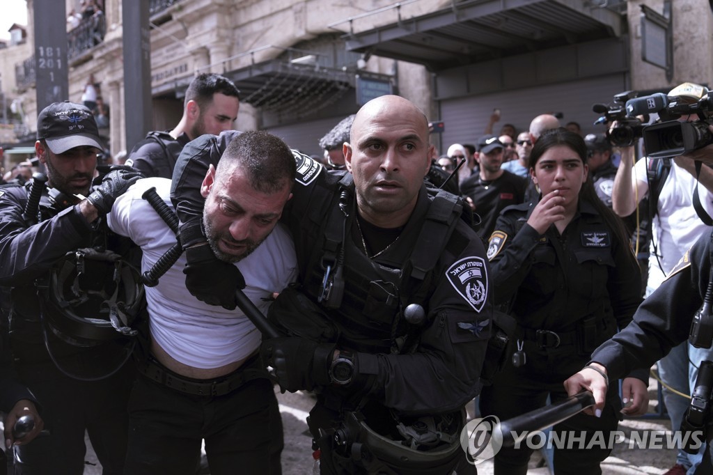 알자지라 기자 장례식에 참석한 팔레스타인인을 체포하는 이스라엘 경찰