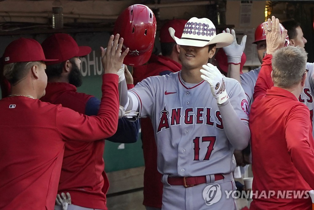 홈런을 치고 동료들에게 축하 받는 오타니 쇼헤이