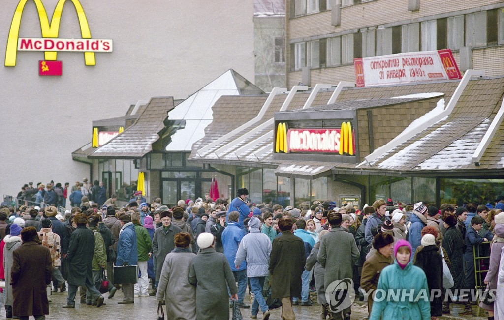 1990년 1월 모스크바에서 문을 연 맥도날드에 몰린 당시 소련 시민들