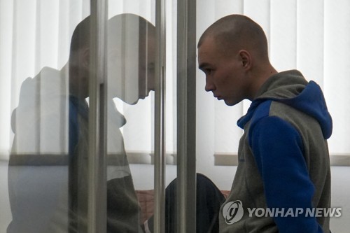 우크라 첫 전범재판서 러 병사에 종신형 구형…"용서해달라" 
