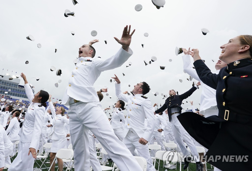 모자 던지며 졸업 축하하는 미국 해군사관학교 생도들