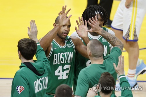 NBA 보스턴, 15점 차 뒤집고 결승 1차전 역전승…'V18로 가자'