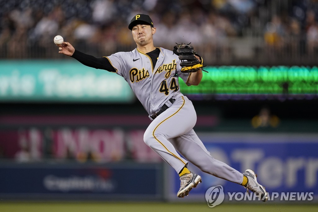 In this Associated Press file photo from June 28, 2022, Pittsburgh Pirates second baseman Park Hoy-jun makes a throw to first against the Washington Nationals during the bottom of the eighth inning of a Major League Baseball regular season game at Nationals Park in Washington. (Yonhap)