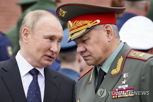 국방장관과 대화하는 블라디미르 푸틴 러시아 대통령