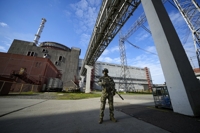 '유럽 최대 원전' 방패 삼아 포병 기지 차리는 러시아군