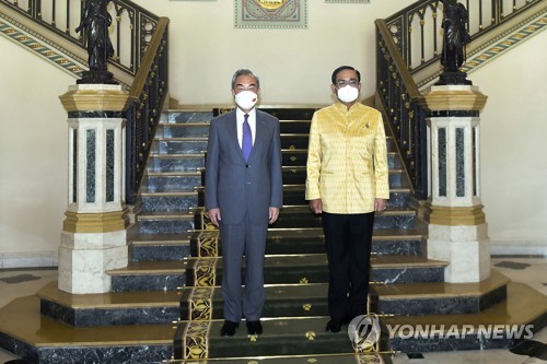 쁘라윳 태국 총리(오른쪽)와 왕이 중국 외교부장