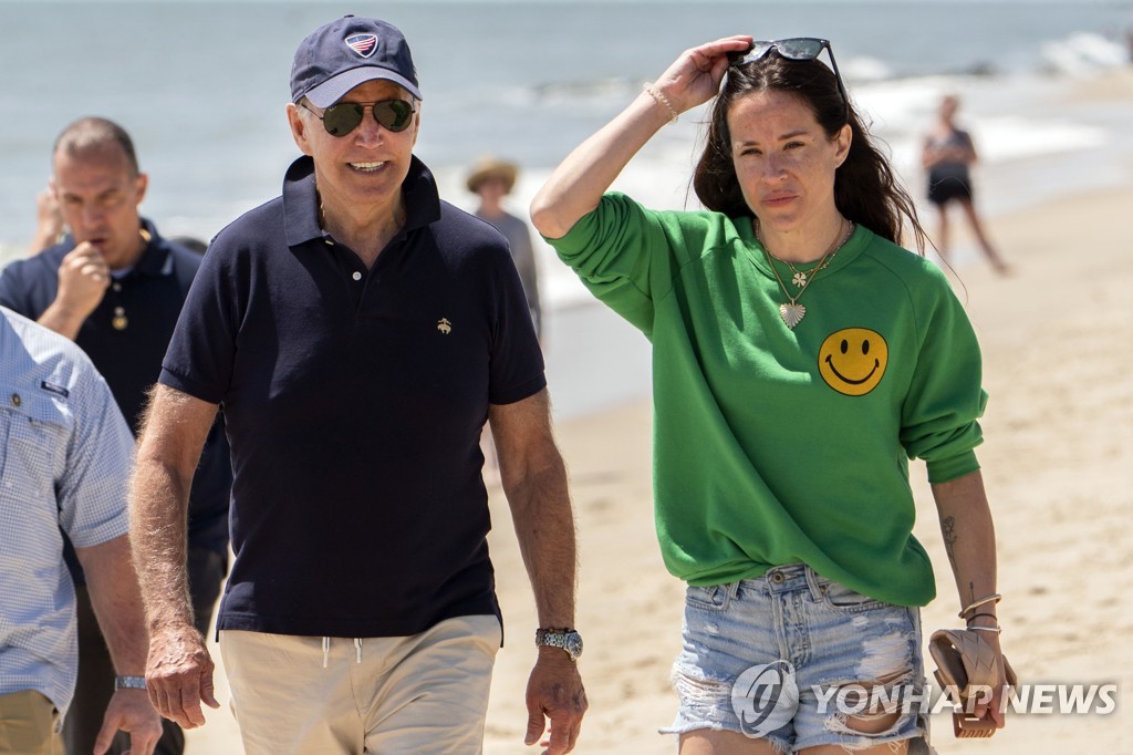레호보스 해변을 걷고 있는 조 바이든 대통령과 딸 애슐리