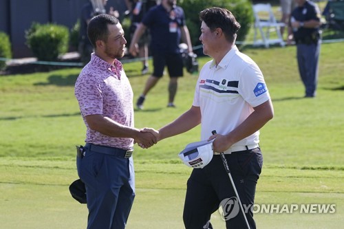 In this Associated Press photo, Im Sung-jae of South Korea (R) shakes hands with Xander Schauffele of the United States after completing their final round at the Tour Championship at East Lake Golf Club in Atlanta on Aug. 28, 2022. (Yonhap)