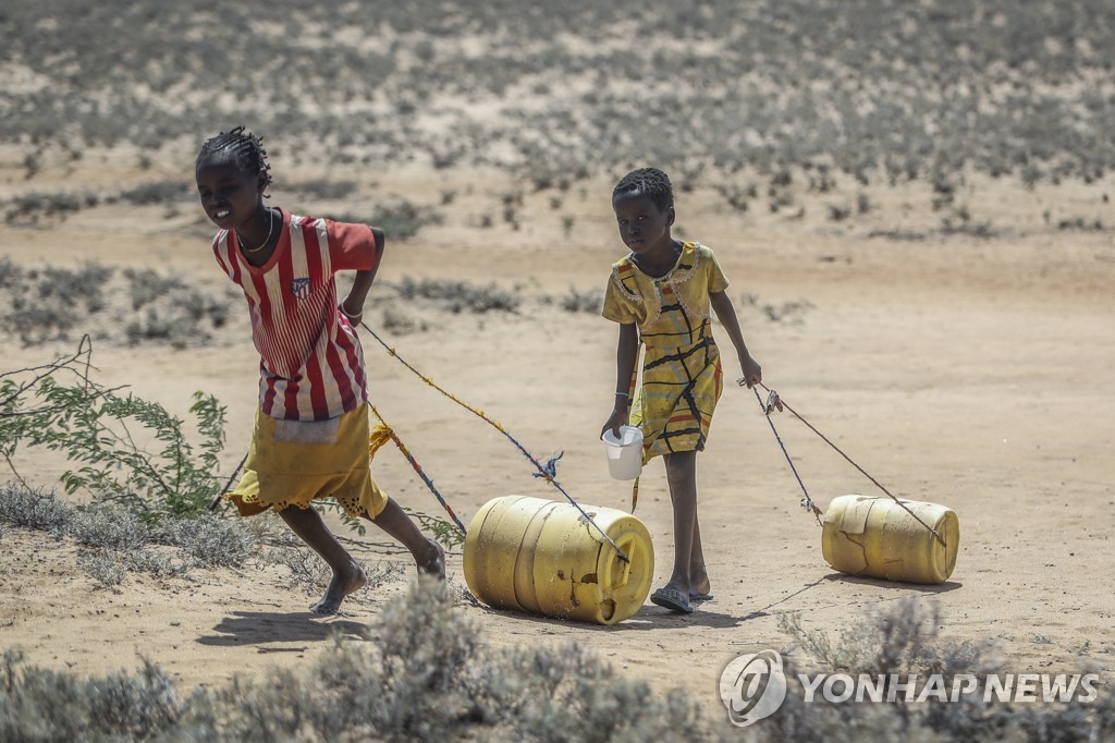 가뭄을 겪는 케냐 북부에서 어린아이들이 물을 길어 가는 모습 [AP 연합뉴스 자료사진. 재판매 및 DB 금지]