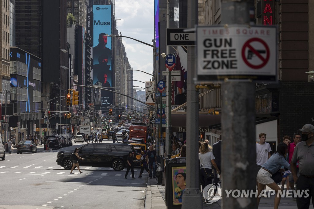 총기금지구역 팻말 붙은 뉴욕 타임스스퀘어