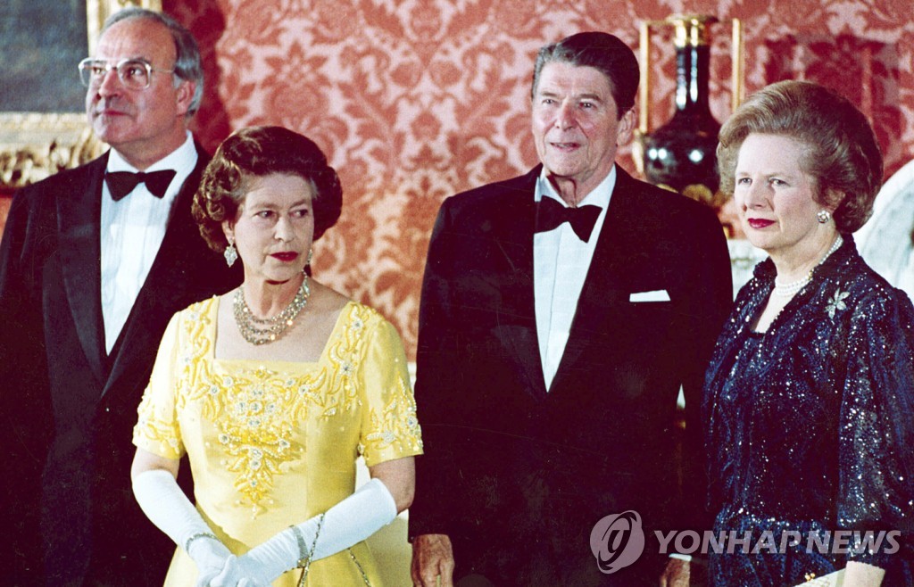 로널드 레이건 미국 대통령(오른쪽에서 두번째)의 1984년 6월 모습. 맨 오른쪽은 마거릿 대처 영국 총리, 왼쪽에서 두 번째는 엘리자베스 2세 영국 여왕.