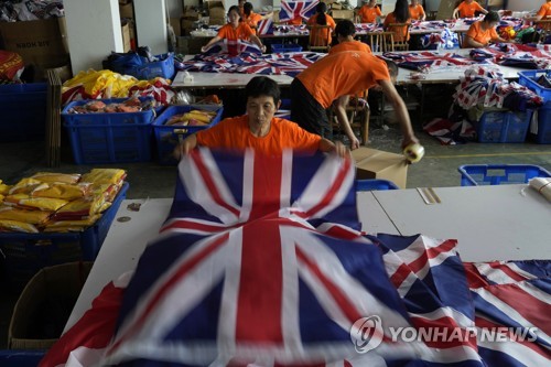 (AP=연합뉴스) 지난 16일 중국 저장성 샤오싱의 한 공장에서 영국 국기를 제작하는 모습. 2022.9.18.