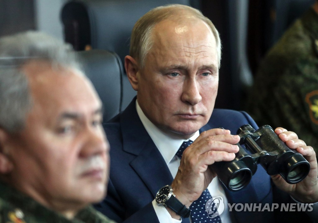 러시아의 블라디미르 푸틴 대통령(오른쪽)과 세르게이 쇼이구 국방장관 