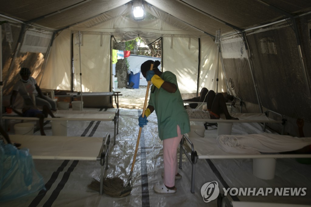 콜레라 치료센터 바닥 닦는 아이티 의료진