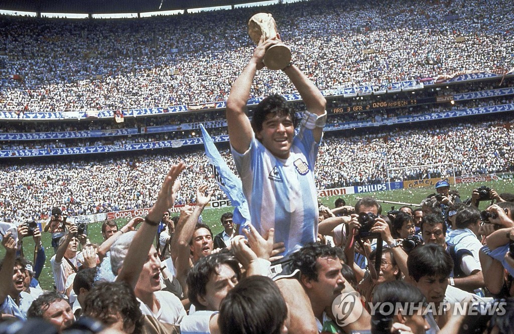 1986년 월드컵 우승 후 트로피를 들어 올린 마라도나
