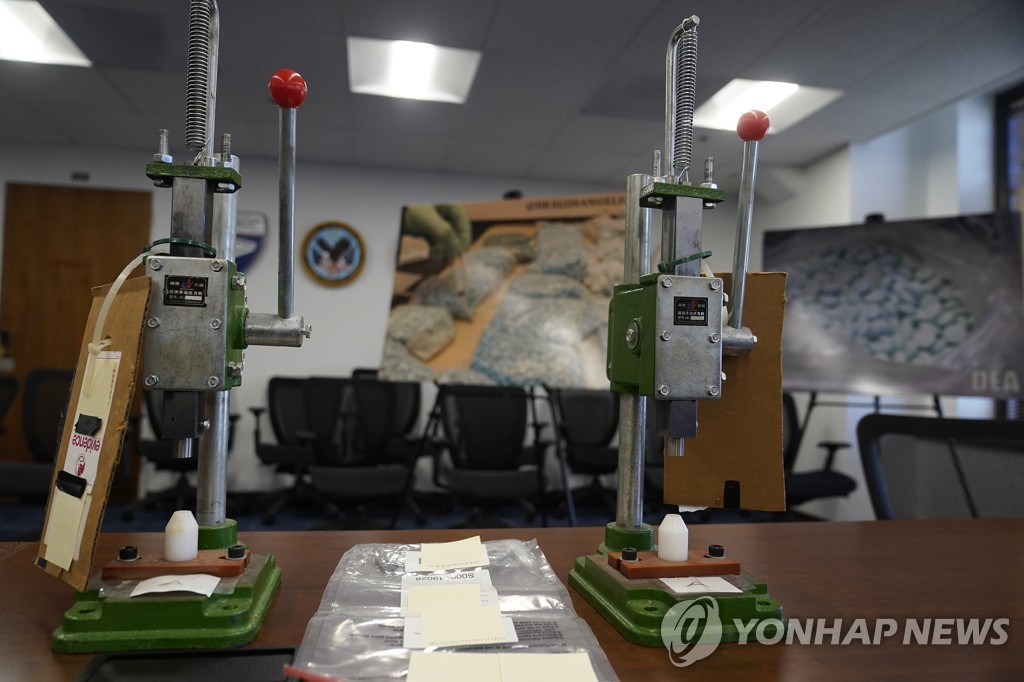 미국 당국에 적발된 펜타닐 함유 가짜 알약 제조기