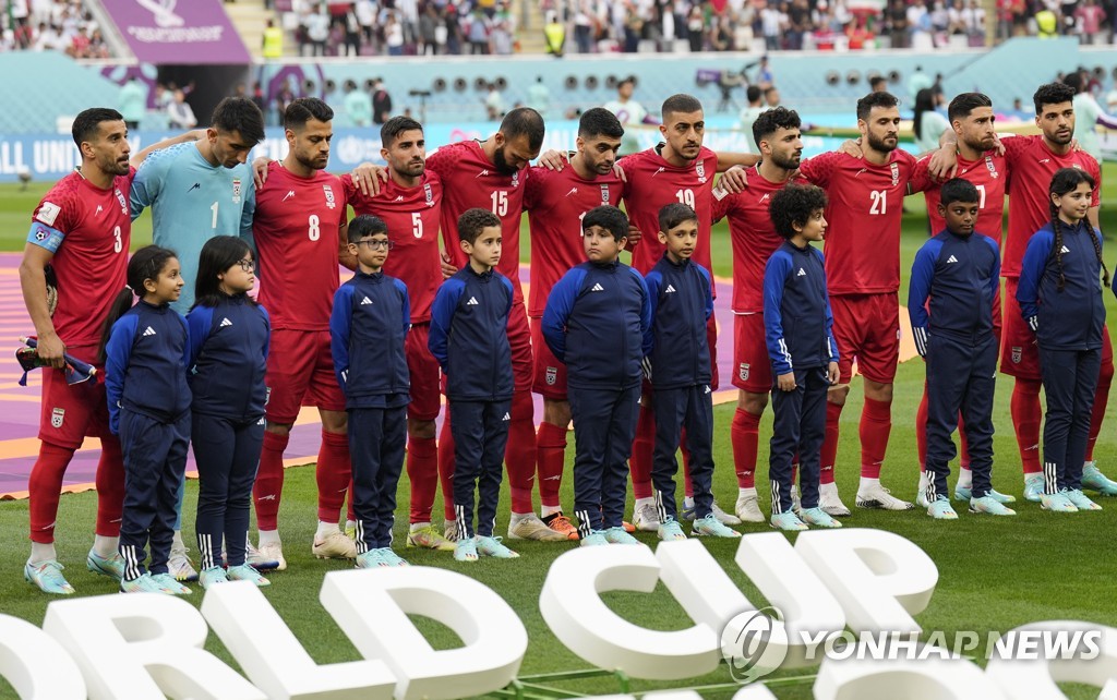 잉글랜드와 1차전 국가 연주 때 국가를 따라부르지 않는 이란 선수들.