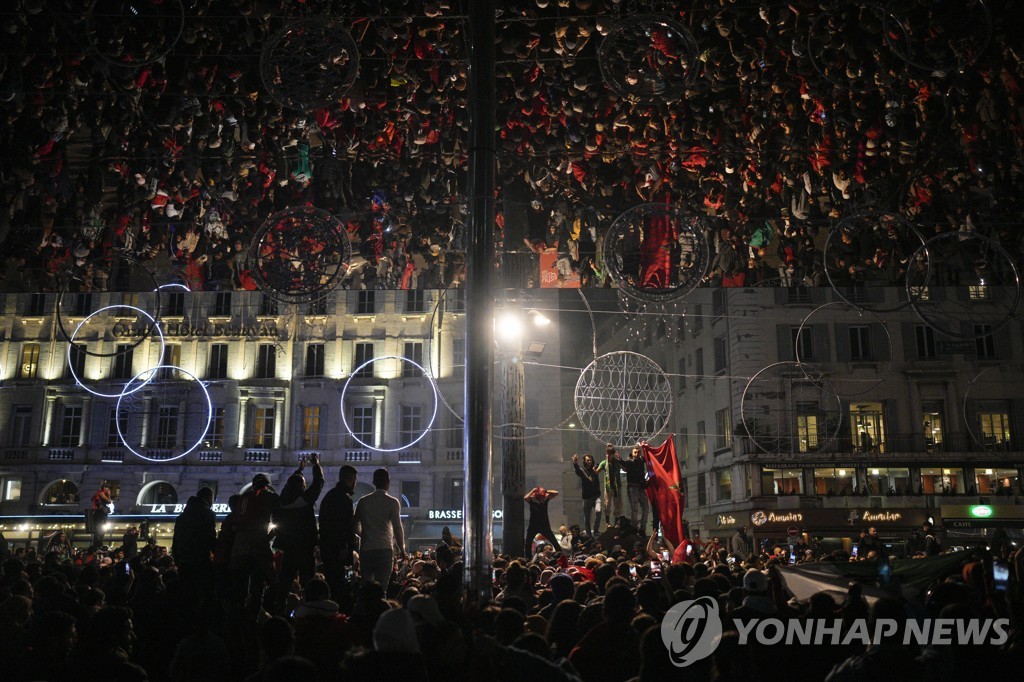 프랑스 마르세유에 모인 모로코 축구 팬들