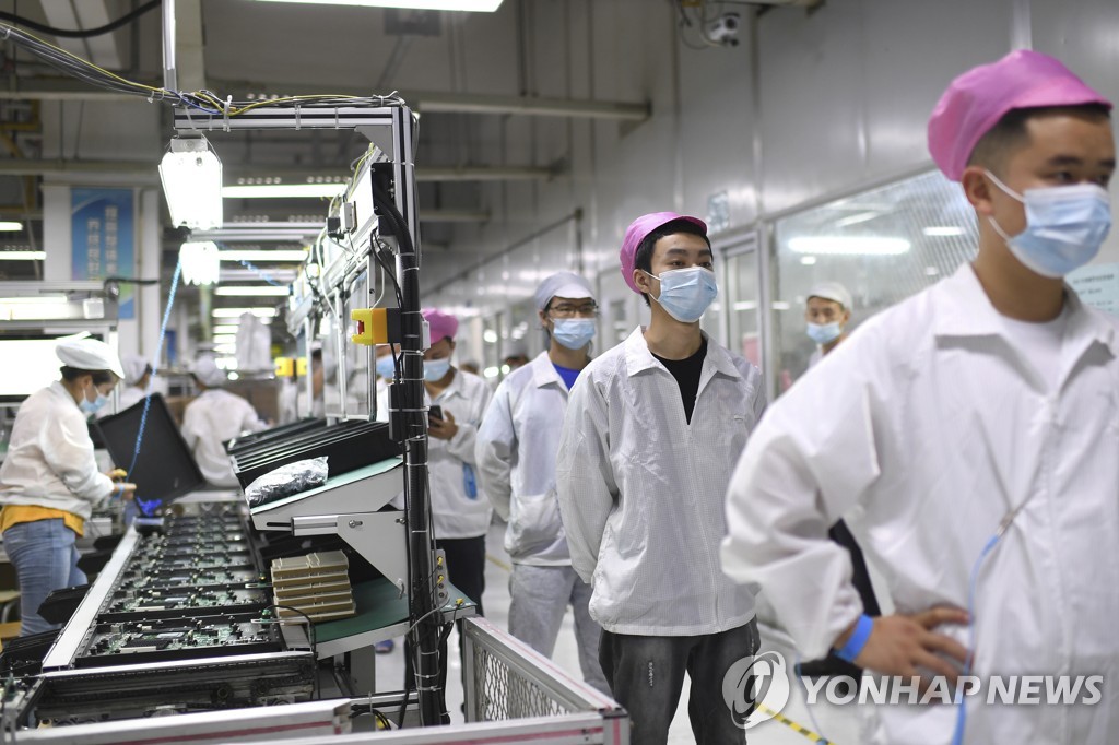 중국의 한 공장에서 코로나19 검사를 위해 줄을 선 노동자들 