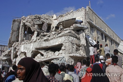 지난해 10월 말 소말리아 수도 모가디슈에서 벌어진 차량폭탄 공격 현장