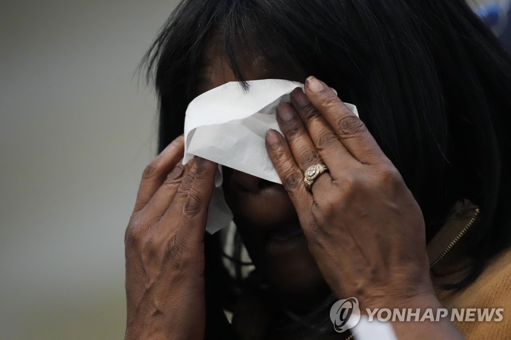 눈물 흘리는 니컬스의 모친