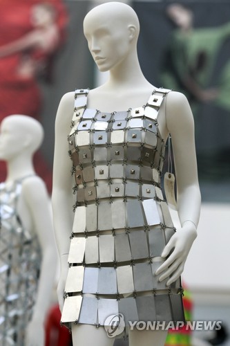 파코 라반의 금속 드레스