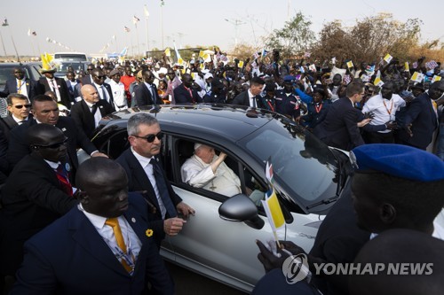 남수단 환영인파에 인사하며 손을 흔들며 주바 공항을 빠져나가는 프란치스코 교황. 