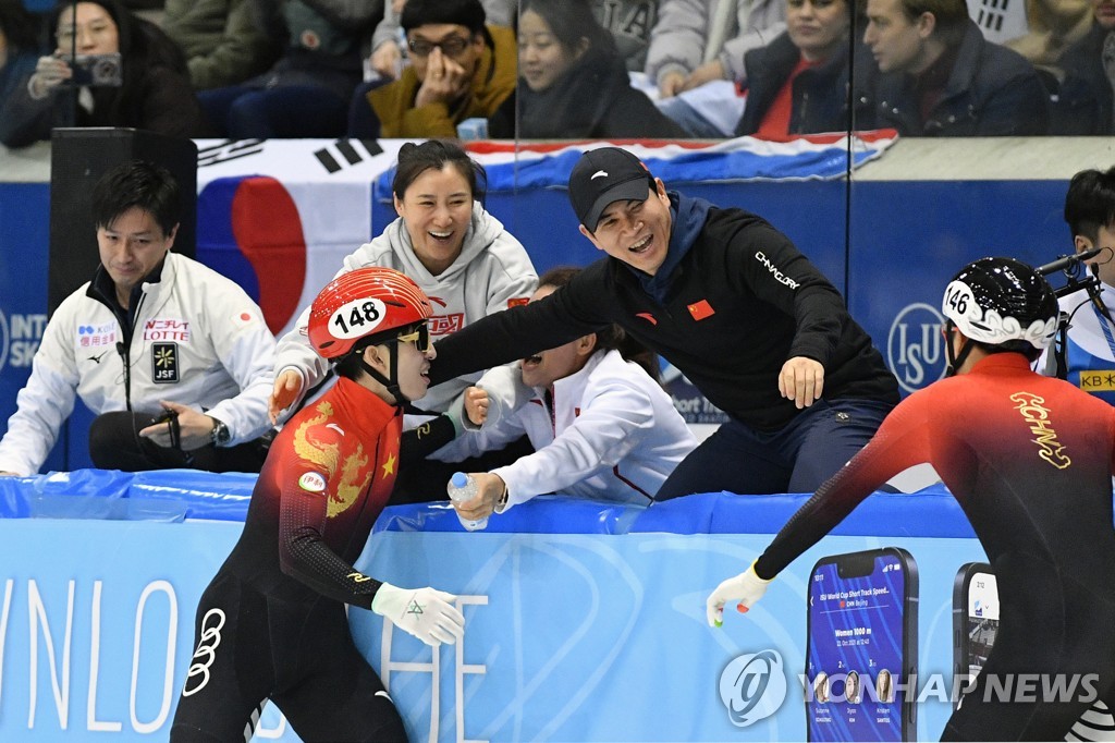 남자 500ｍ에서 우승한 뒤 기뻐하는 중국 귀화선수 린샤오쥔