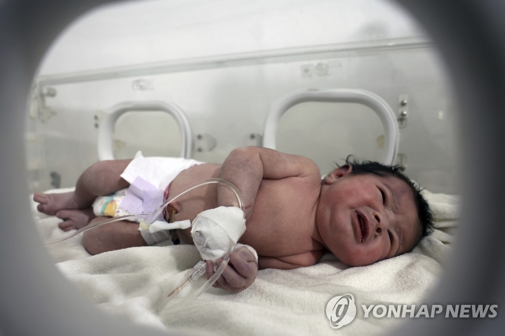 시리아 지진 피해 지역에서 숨진 엄마와 탯줄이 연결된 채로 구조된 신생아가 인큐베이터에서 치료를 받고 있다. [AP=연합뉴스]