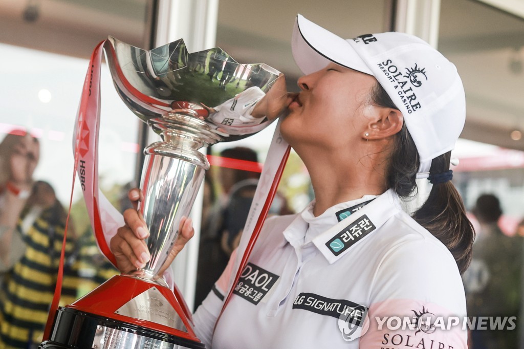 In this Associated Press photo, Ko Jin-young of South Korea kisses the champion's trophy after winning the HSBC Women's World Championship at Sentosa Golf Club's Tanjong Course in Singapore on March 5, 2023. (Yonhap)