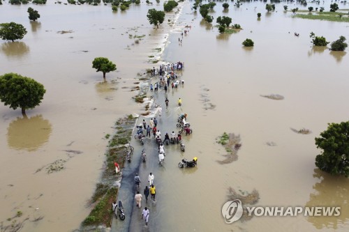 2022년 9월 19일 나이지리아에서 큰 홍수가 발생해 사람들이 대피하고 있다. [AP=연합뉴스 자료사진]