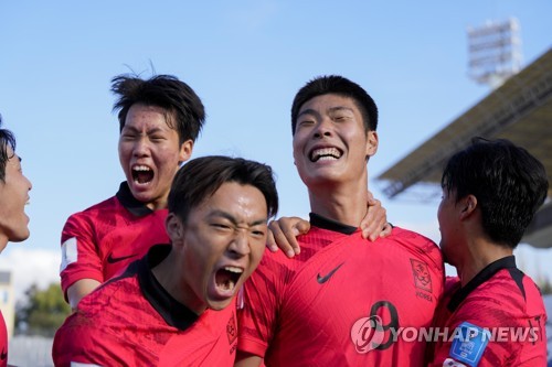 In this Associated Press photo, Lee Young-jun (No. 9) of South Korea is mobbed by teammates after scoring against France during a Group F match at the FIFA U-20 World Cup at Estadio Malvinas Argentinas in Mendoza, Argentina, on May 22, 2023. (Yonhap)