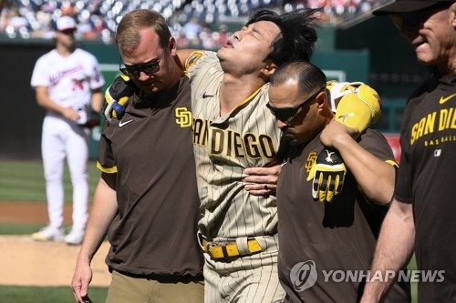 Padres' Kim Ha-seong suffers bruised knee after fouling off pitch, may avoid IL stint