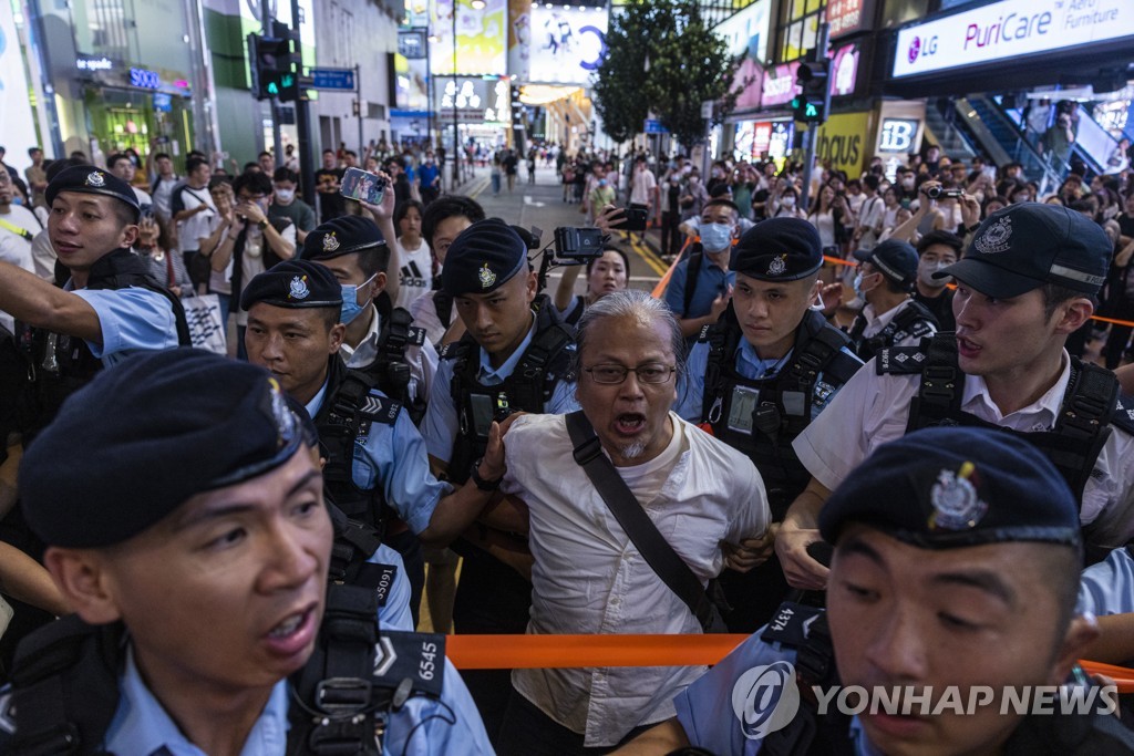 연행되는 텐안먼 민주화시위 34주년 시위 시민들