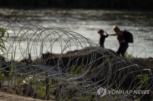 "美 텍사스 국경서 밀입국자 강물로 밀어라 명령"…군의관 폭로